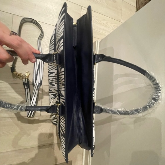 Buxton Chevron Travel Duffle Bag - Picture 6 of 8